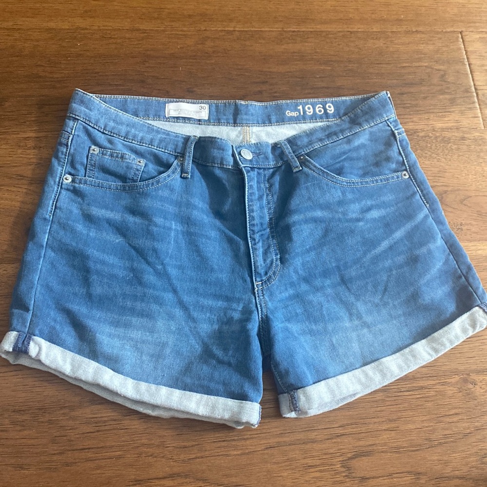 GAP sexy jean boyfriend shorts. In good condition